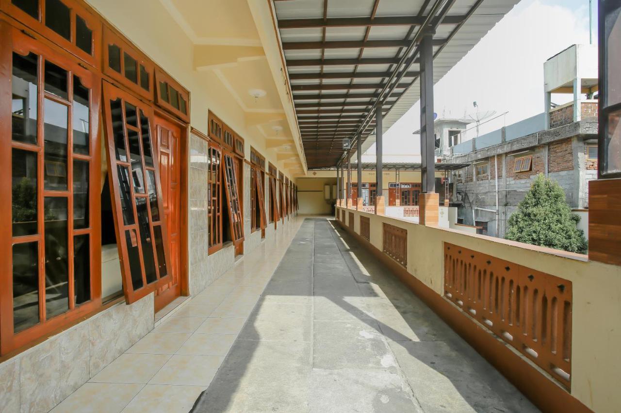 Spot On 90092 Dewi Safitri Hotel Semarang Esterno foto