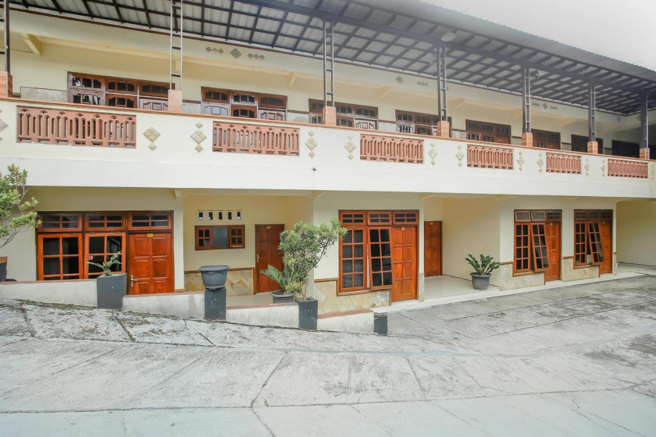 Spot On 90092 Dewi Safitri Hotel Semarang Esterno foto